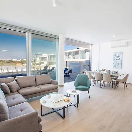 Rent Your Dream Holiday And Look Forward To Relaxing Beside Your Private Pool 1563